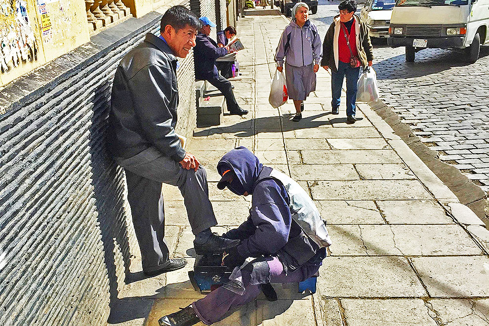 The masked shoe-shiners of La Paz 